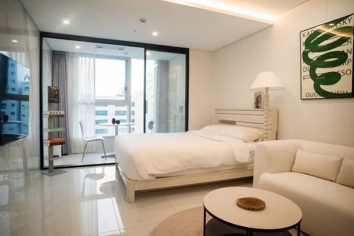 1 chambre, literie de qualité supérieure, ameublement personnalisé