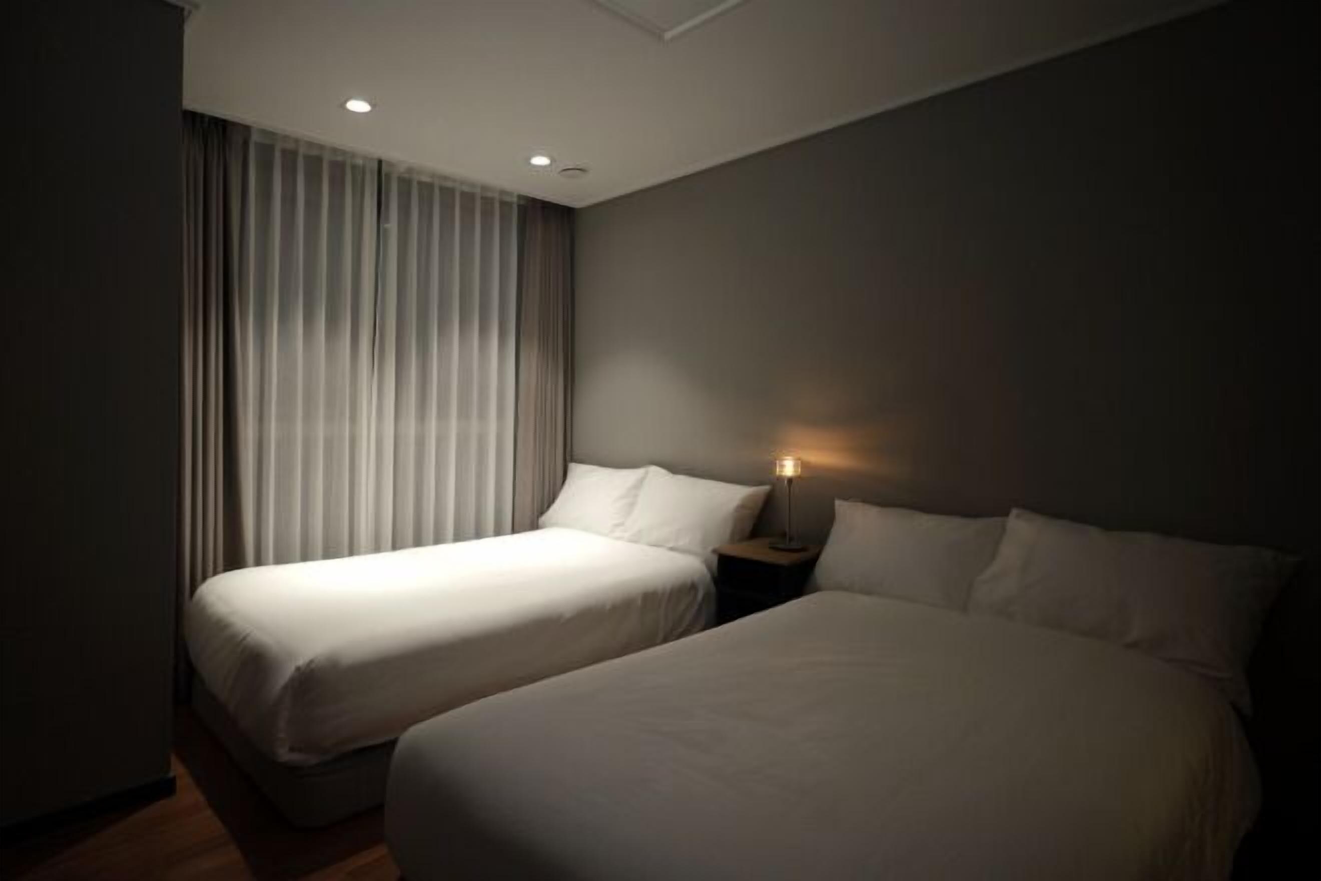 Trang bị nội thất với thiết kế riêng biệt, màn/rèm cản sáng 