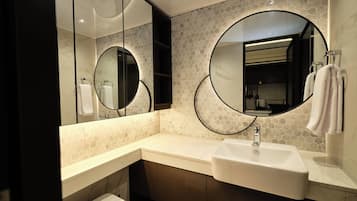 Buồng tắm vòi sen, máy sấy tóc, chậu vệ sinh/vòi rửa, khăn tắm