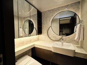 Douche, sèche-cheveux, bidet, serviettes fournies