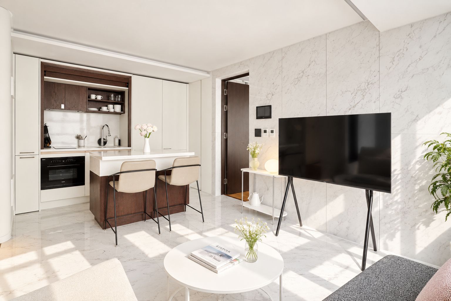 Een moderne woonkamer met een flatscreen televisie, een salontafel en een zithoek.