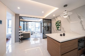 Individually furnished, blackout drapes, soundproofing, free WiFi - UH FLAT THE SEOCHO (Seoul)