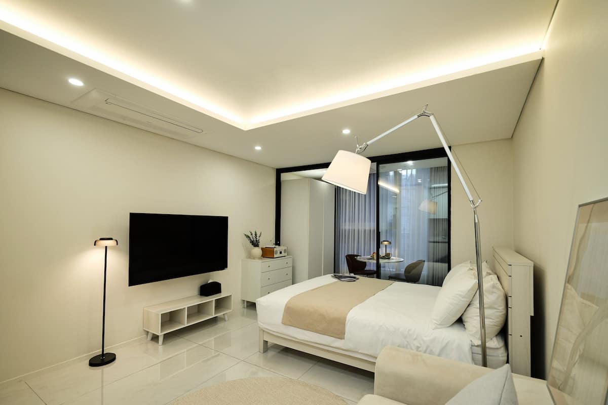 Ameublement personnalisé, rideaux occultants, chambres insonorisées