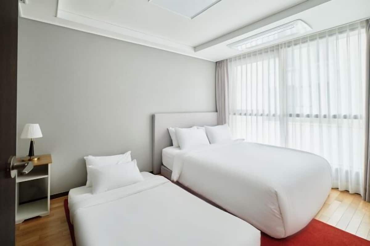 Individualmente mobiliados, cortinas blackout, quartos à prova de som