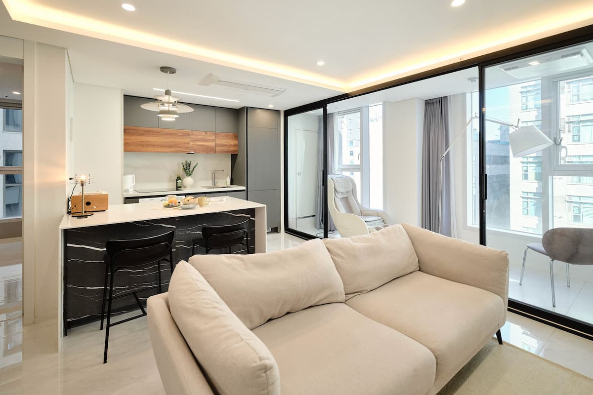 Ameublement personnalisé, rideaux occultants, chambres insonorisées