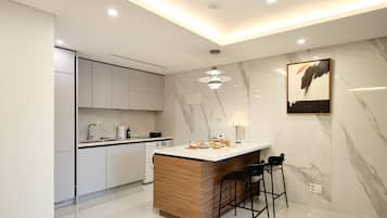 Full-size fridge, microwave, oven, stovetop