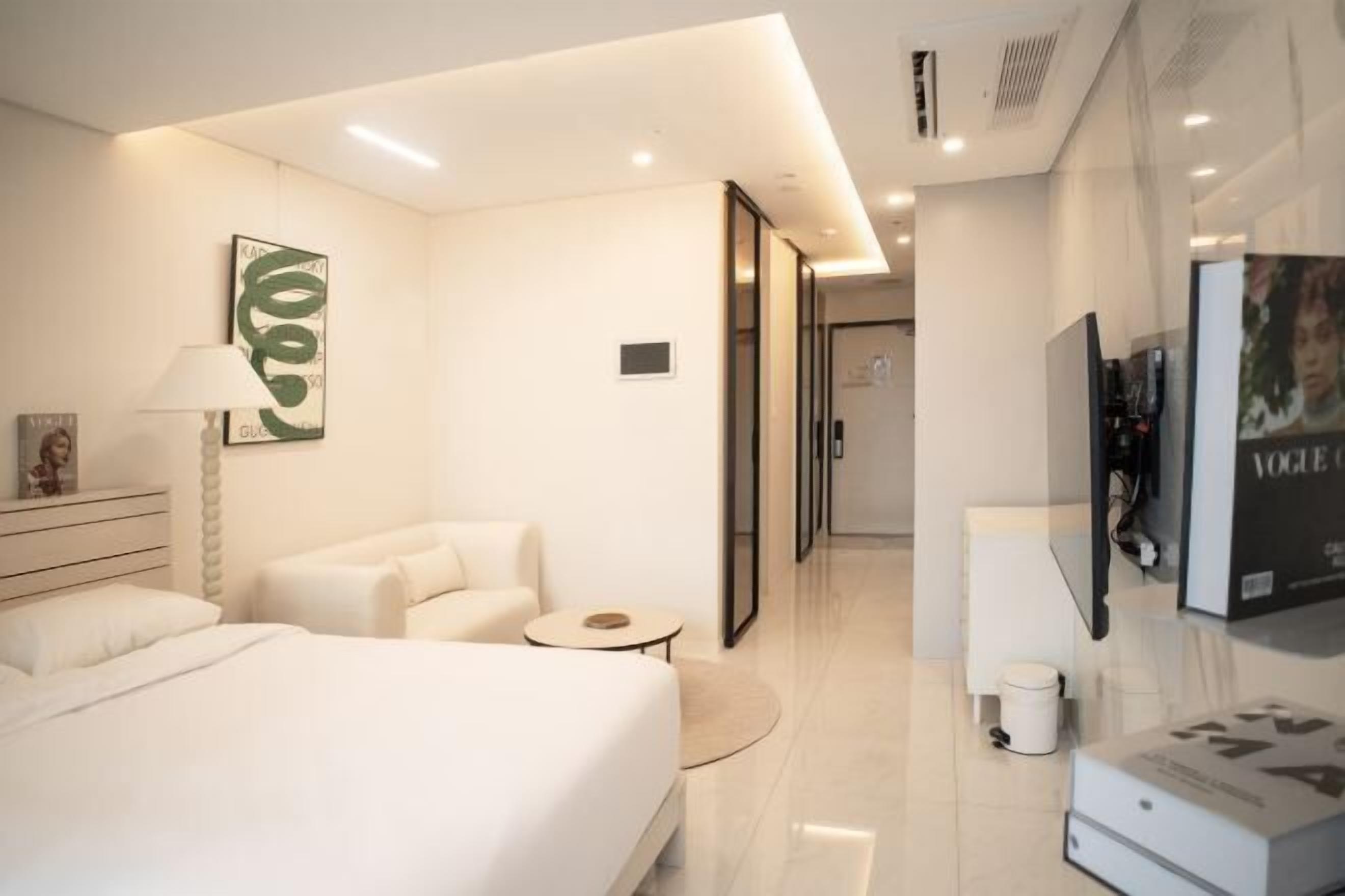 Sängtillbehör av högsta kvalitet, unika möbler och mörkläggningsgardiner