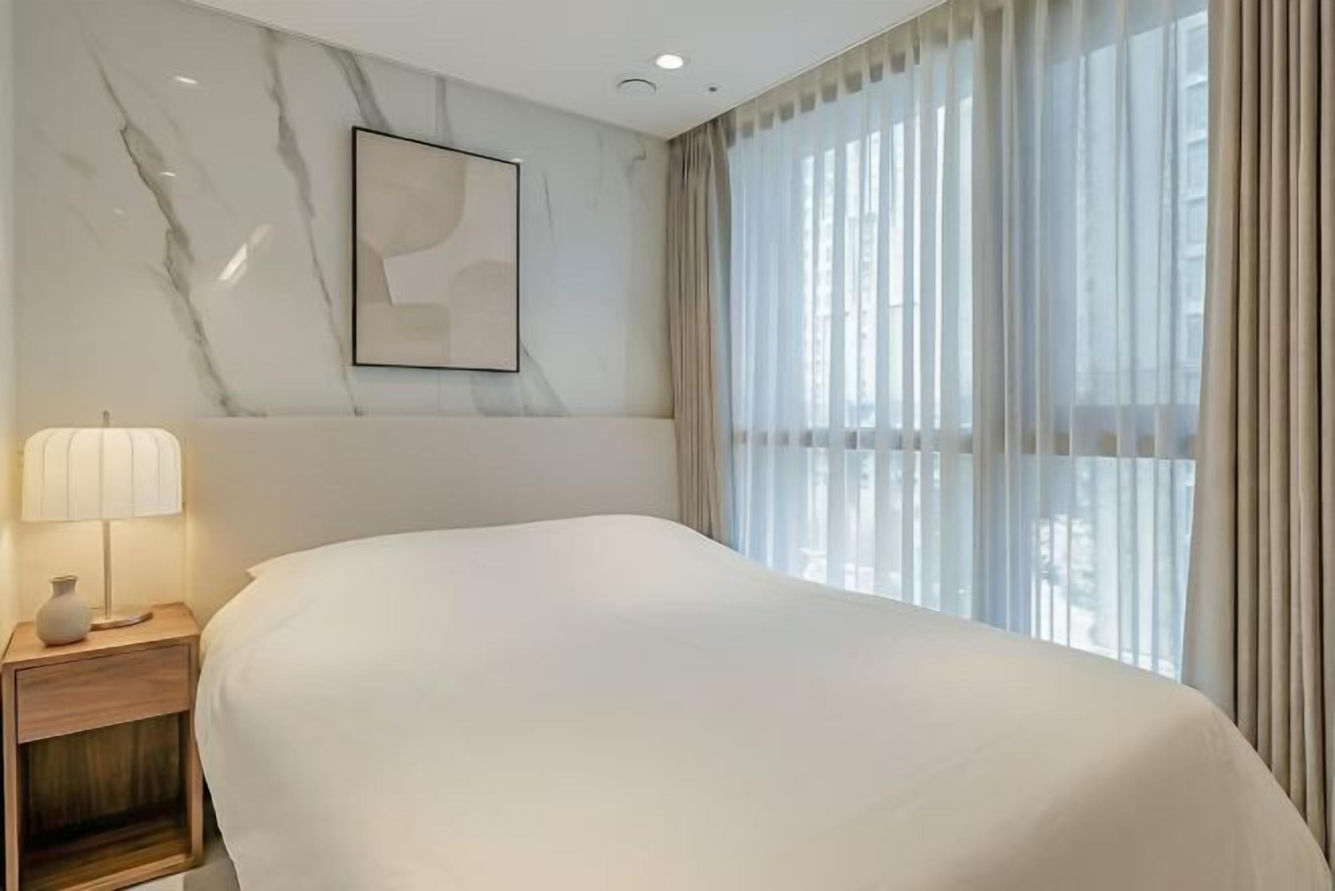 Mobiliario individual, cortinas opacas, sistema de insonorización