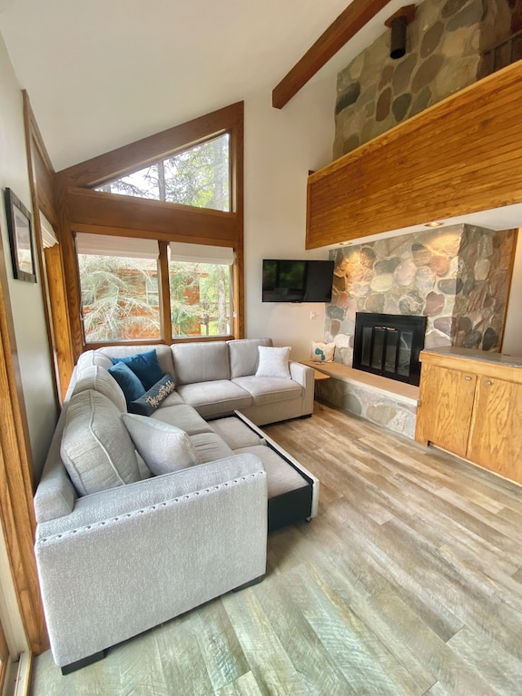 Beautiful Home W/ 2 Fireplaces, Deck, And 75ft Of Private Higgins Lake Frontage - Higgins Lake, MI