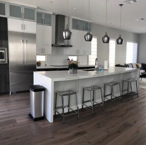 Micro-ondas, fogão, cooktop, lava-louças