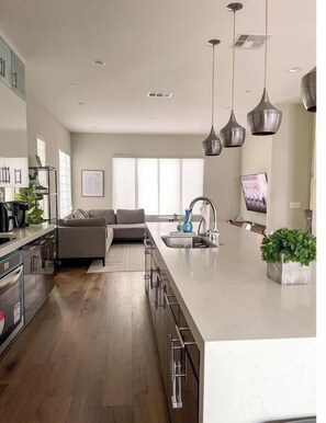 Micro-ondes, four, plaque de cuisson, lave-vaisselle