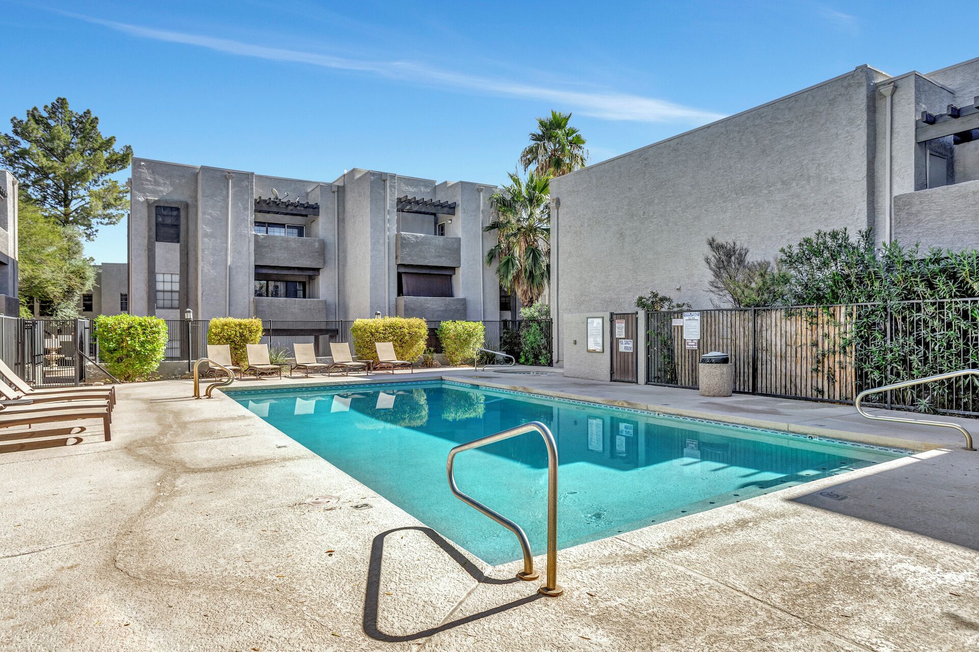 5 min to OLD TOWN SCOTTSDALE 🌟 Cozy 1 Bedroom/2bed Condo HEATED POOL!