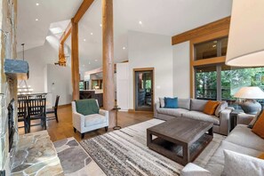 TV, fireplace, offices - Spacious mountain chalet w/ fireplace (Whistler)