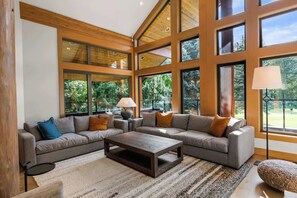 TV, fireplace, offices - Spacious mountain chalet w/ fireplace (Whistler)