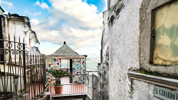 A narrow alleyway with a small, colorful gazebo and a sign reading "S. GERARDO". - Appartamento a Vietri sul Mare ID 4144 (Vietri sul Mare)