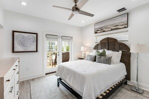 7 bedrooms, iron/ironing board, Internet, bed sheets - Incredible three-story home with a pool, pool spa, wet bars, AC, & washer/dryer (Destin)