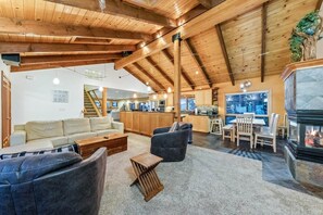 智能電視、壁爐、DVD 播放機、書籍