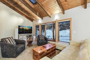 智能電視、壁爐、DVD 播放機、書籍