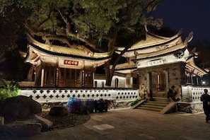 A traditional Chinese building with a tiled roof, a stone wall, and a staircase leading to the entrance. - Shangcheng Pusu Hotel (Wenzhou)
