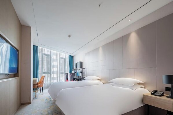 A hotel room with two beds, a TV, a desk with a lamp, and a view of the city. - Shangcheng Pusu Hotel (Wenzhou)