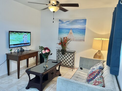 Cozy 2-bedroom Apartment in Venetian Road