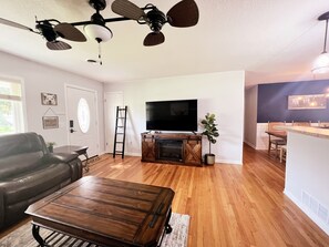 TV - Pool Home Near Downtown • Sleeps 8 • Family & Pet Friendly (Ocala)