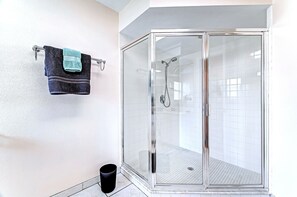 Shower, hair dryer, towels, soap - Stylish Waterfront Oasis: 5 Min to Beach & Near IMG (Bradenton)