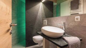 Suihku, hiustenkuivaaja, pyyhkeet