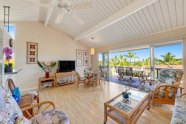 TV, books - Kona Keauhou Resort #124 | Condo in Kailua-Kona with ocean views (Kailua-Kona)