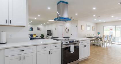 Modern 4 Bed 2 Bath home with a pool, King bed sleeps 10 in Orlando close to UCF