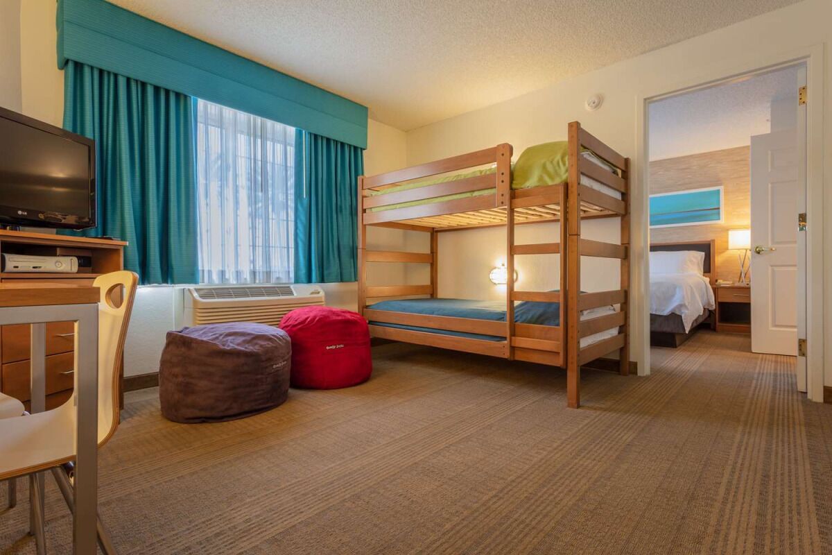 Vacation Day Is Always A Great Idea! Close to Anaheim GardenWalk, w/ Pool