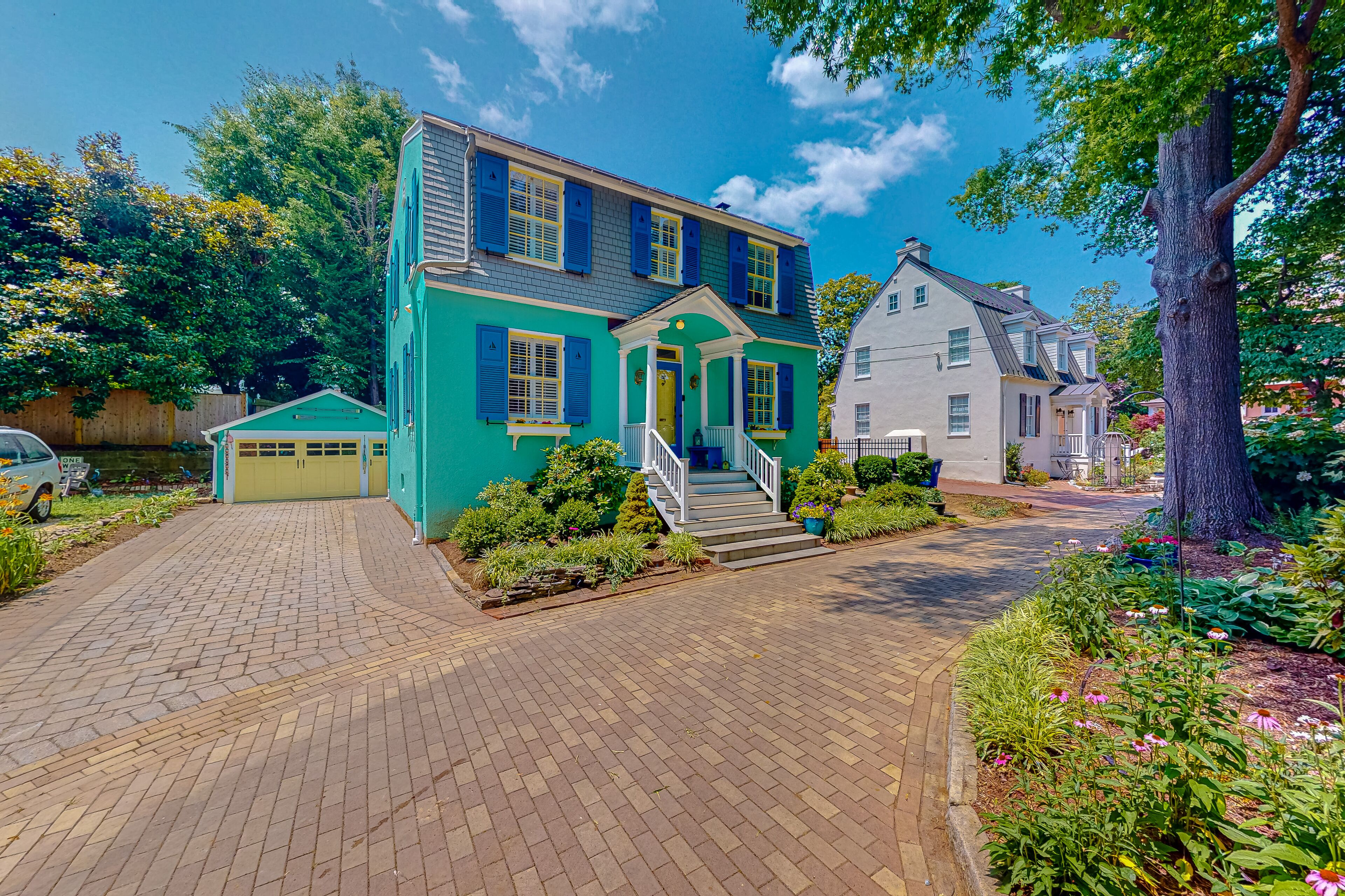 Nautical-themed home with four bedrooms, bright interior, deck, W/D, and AC