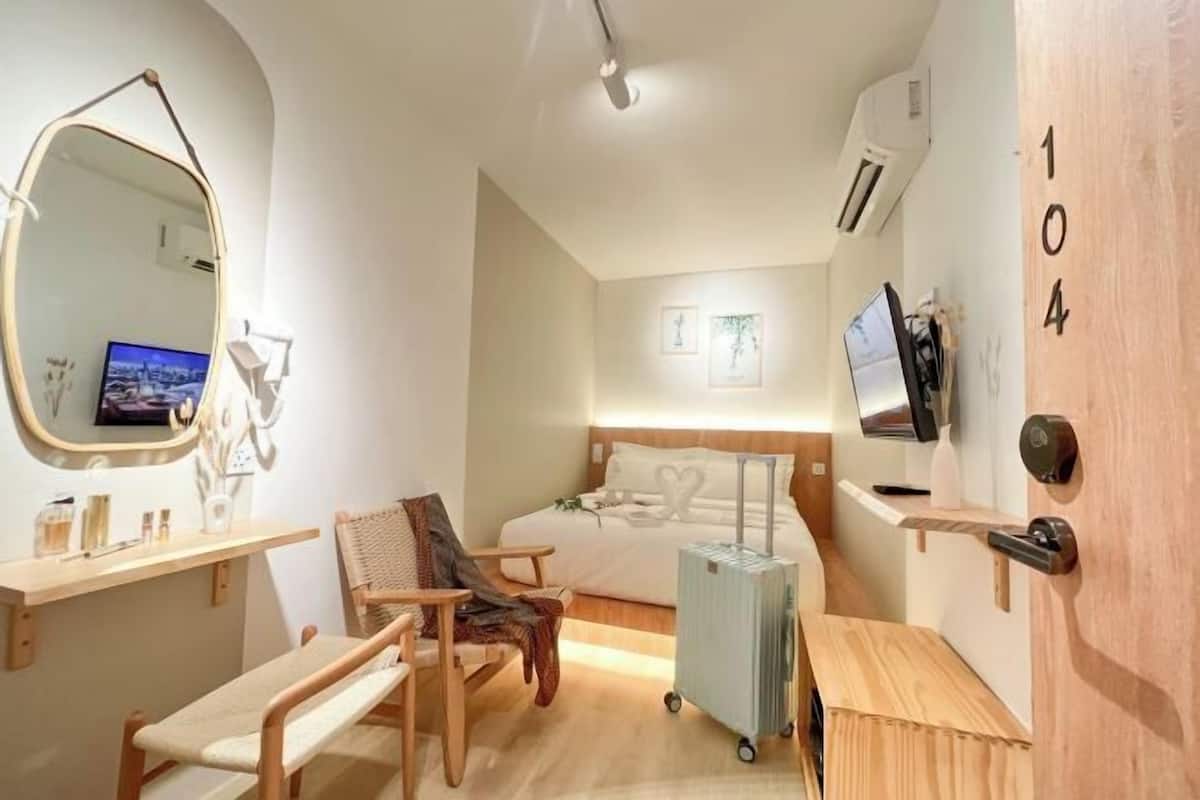 Down comforters, pillowtop beds, in-room safe, WiFi (free)