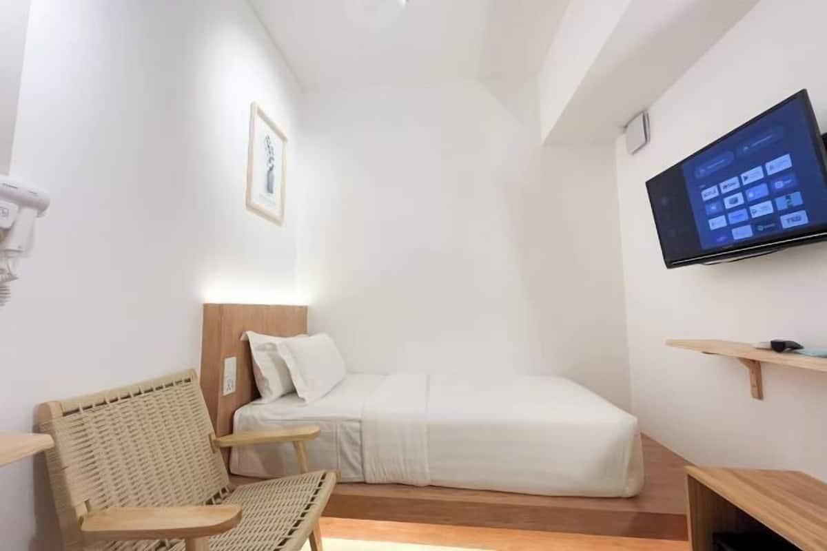 Down comforters, pillowtop beds, in-room safe, WiFi (free)