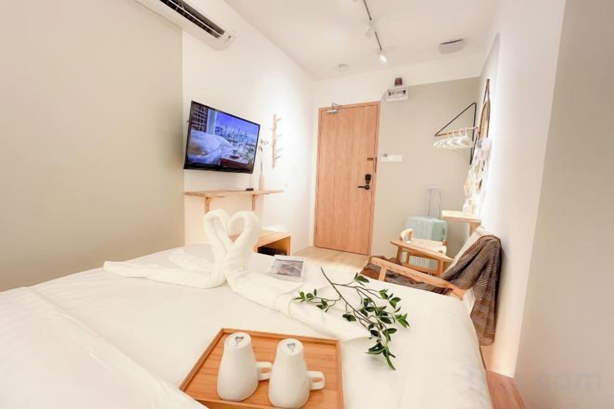 Down comforters, pillowtop beds, in-room safe, WiFi (free)