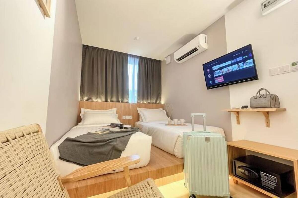 Down comforters, pillowtop beds, in-room safe, WiFi (free)