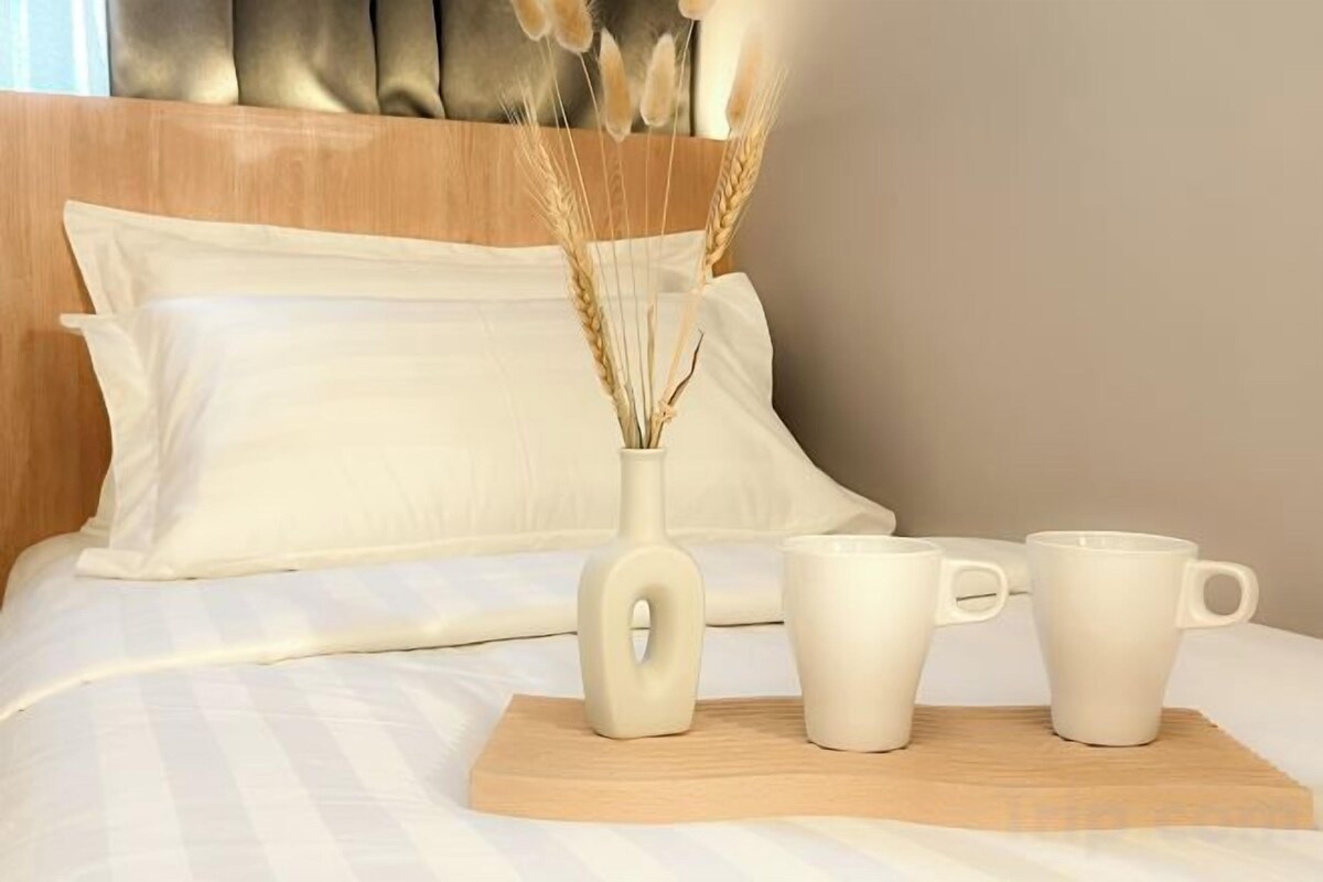 Down comforters, pillowtop beds, in-room safe, WiFi (free)