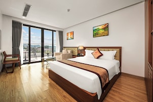 Quarto casal luxo, vista para a cidade | Frigobar, cofres nos quartos, escrivaninha