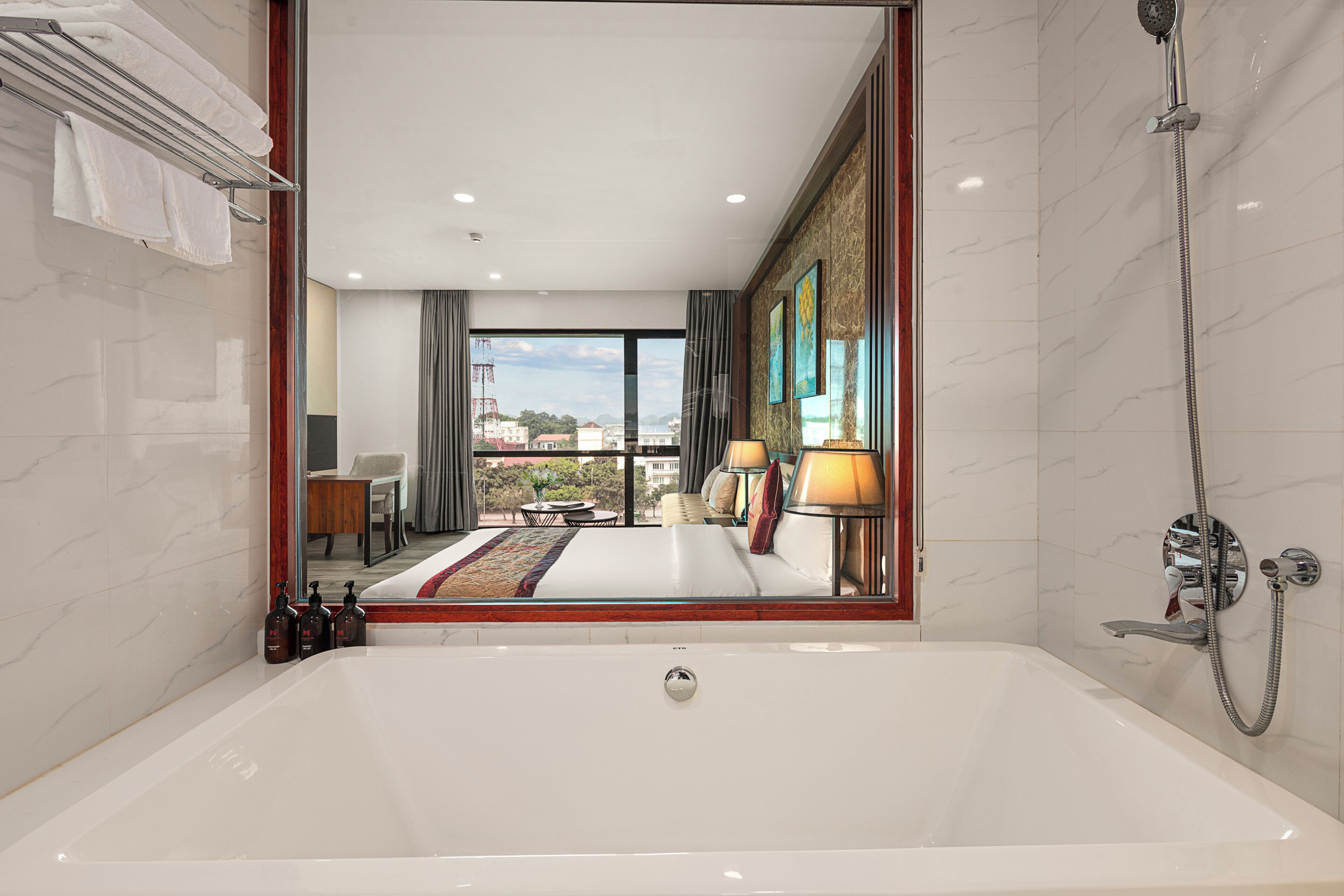Doppia Deluxe, vista città | Vasca da bagno a immersione totale