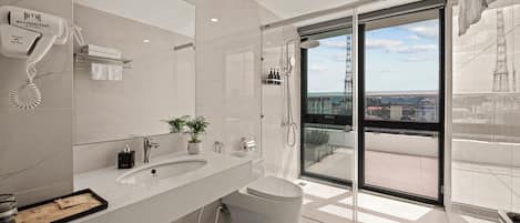 Chambre Deluxe double, vue sur la ville | Salle de bain | Baignoire et douche séparées, douche cascade