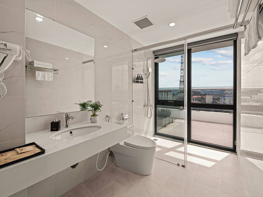 Deluxe Double Room, City View | Bathroom | Separate bathtub and shower, rainfall showerhead, free toiletries