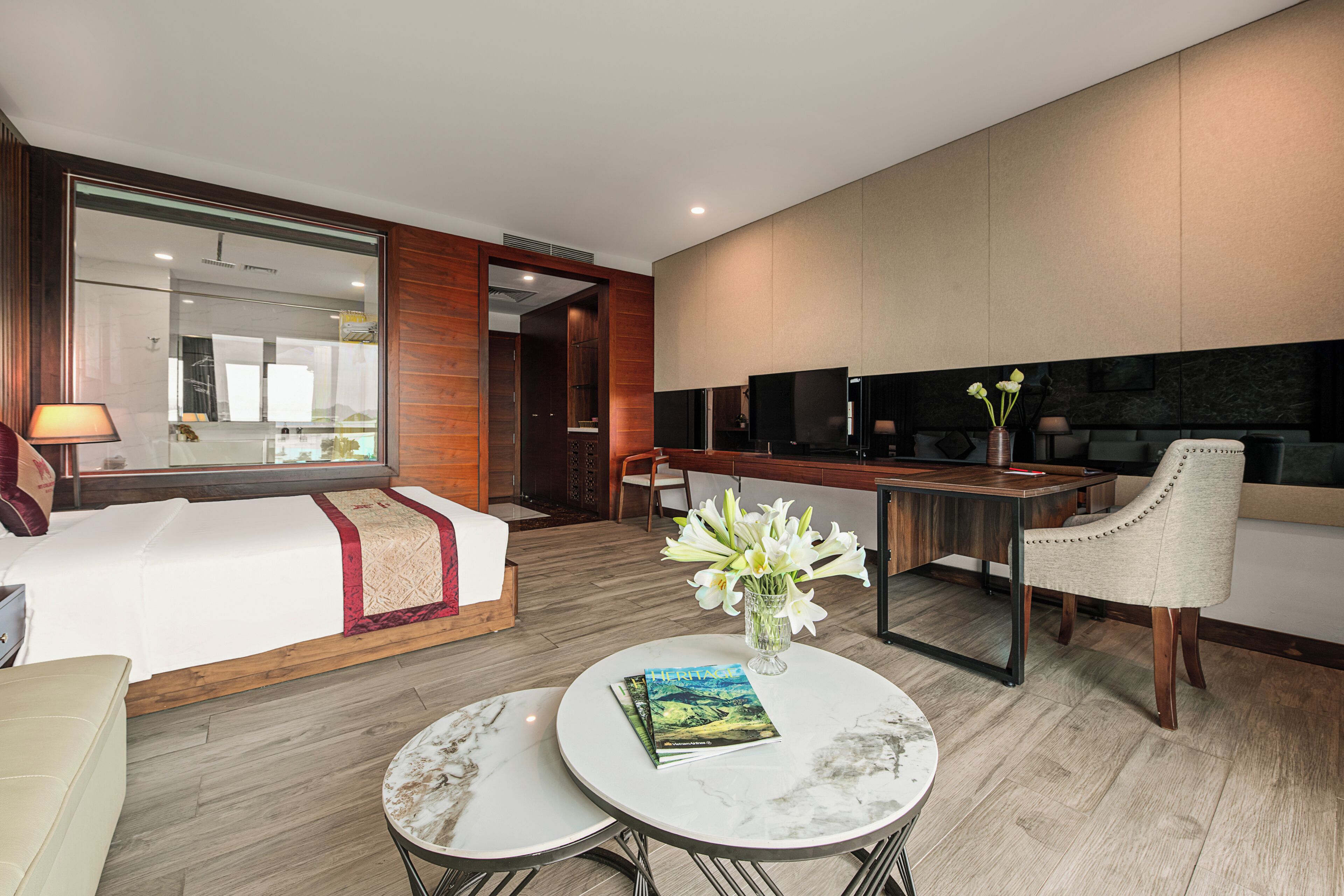 Habitación Deluxe doble, vistas a la ciudad | Minibar, caja fuerte, escritorio y espacio para trabajar con un portátil