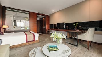 Habitación Deluxe doble, vistas a la ciudad | Minibar, caja fuerte, escritorio y espacio para trabajar con un portátil