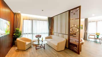 迷你吧、客房內保險箱、書桌、筆電工作空間