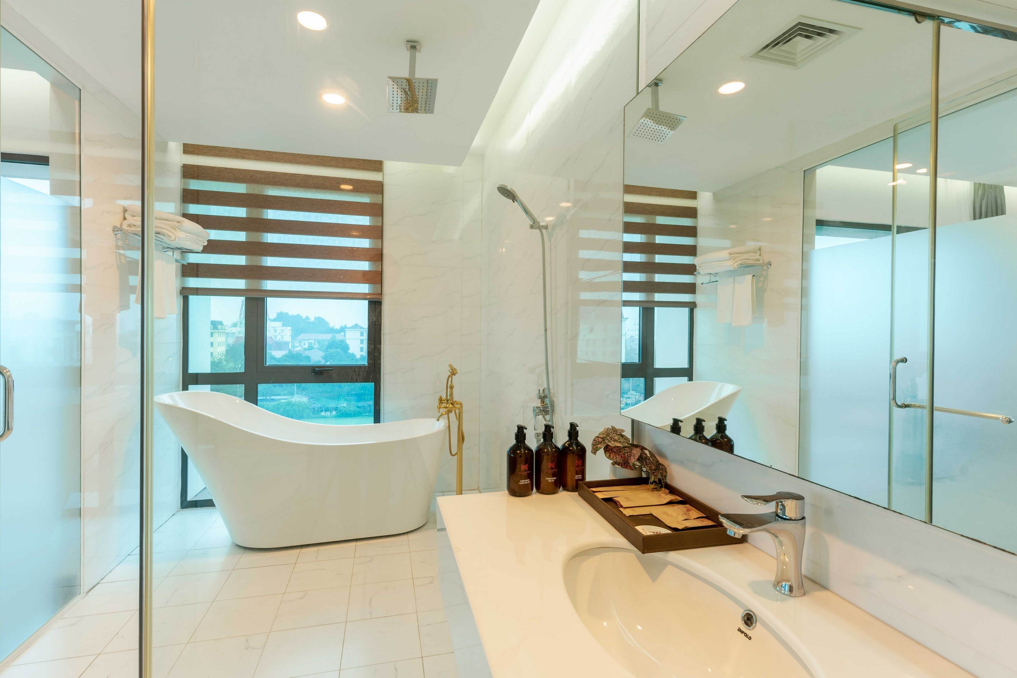 Suite | Bathroom | Separate bathtub and shower, rainfall showerhead, free toiletries