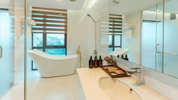 套房 | 浴室 | 獨立浴缸和淋浴設備、淋浴花灑、免費盥洗用品、吹風機