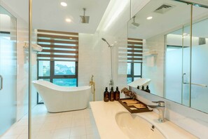 Suite | Bathroom | Separate tub and shower, rainfall showerhead, free toiletries - MT Collection Hotel (Ninh Binh)