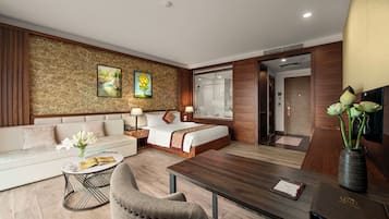 Habitación Deluxe doble, vistas a la ciudad | Minibar, caja fuerte, escritorio y espacio para trabajar con un portátil