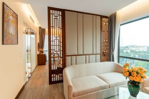 Minibar, in-room safe, desk, laptop workspace