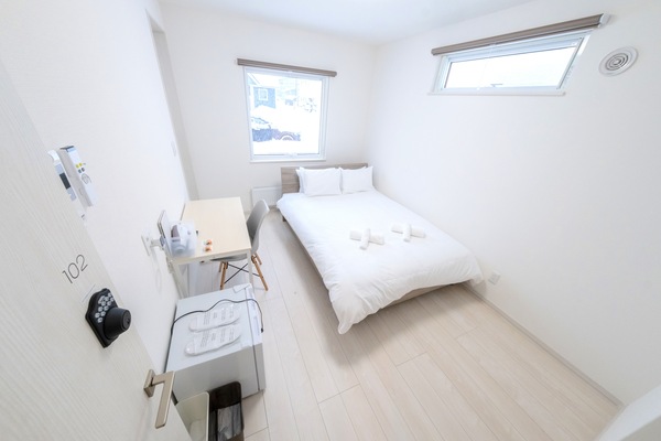 Escritorio, wifi gratis y ropa de cama